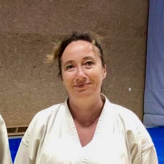 Enseignante d'arts martiaux en tenue traditionnelle