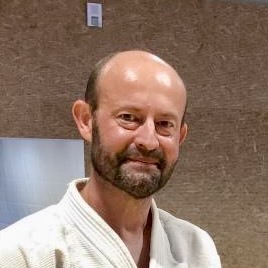 Enseignant d'aïkido en posture de pratique
